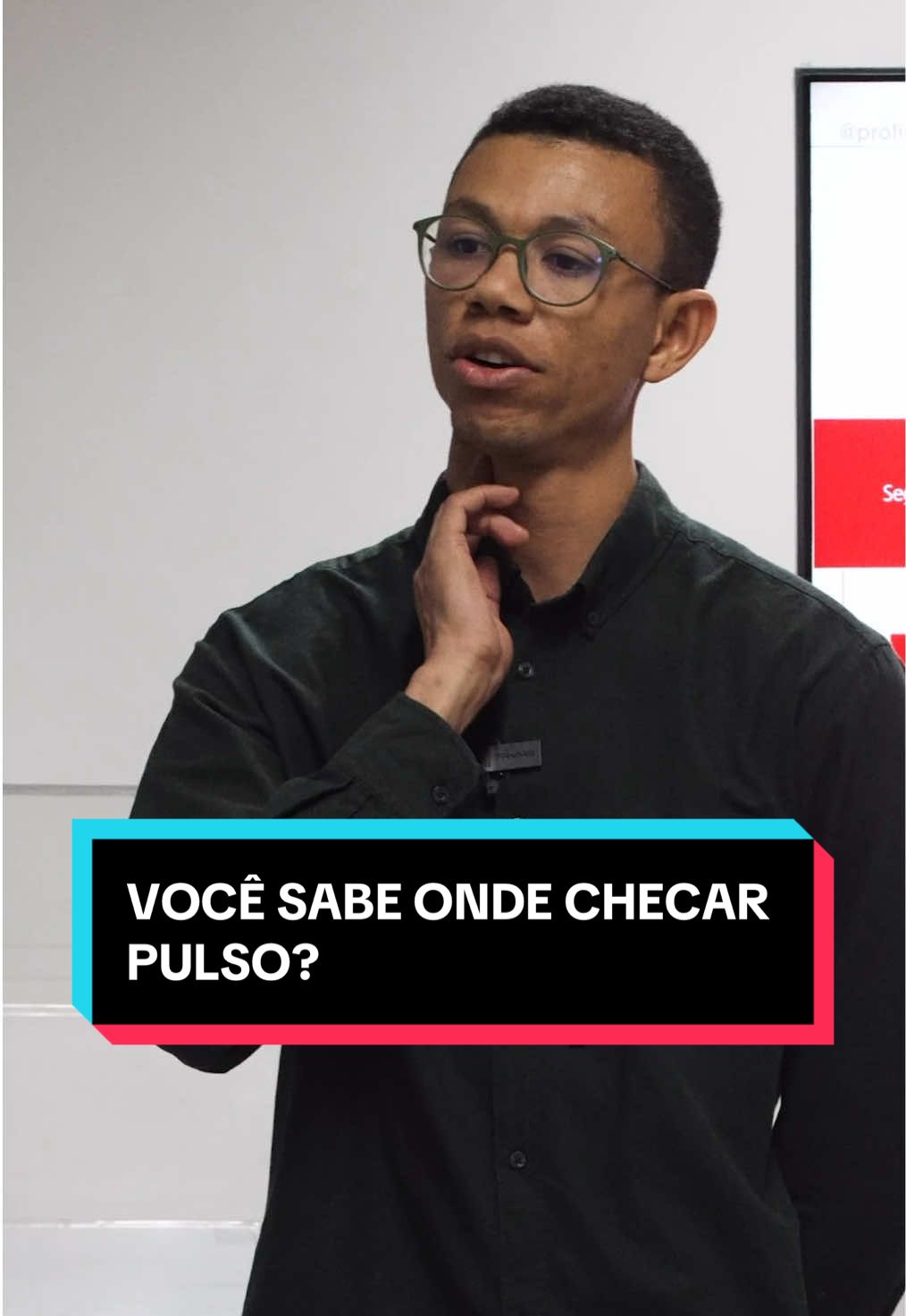 Durante a avaliação inicial de um paciente inconsciente, o profissional deve verificar pulso e respiração simultaneamente por até 10 segundos. E atenção: o local do pulso faz toda a diferença. 📍Nos adultos, os pulsos centrais, carotídeo (pescoço) e femoral (virilha), são os mais fidedignos para determinar se há circulação efetiva. Se não houver pulso central palpável, o paciente está em PCR e as manobras de ressuscitação devem ser iniciadas imediatamente. Por que não checar os pulsos periféricos? 👉 Porque as artérias distais são de menor calibre e perdem o fluxo nos primeiros instantes de choque ou PCR, tornando a palpação ineficaz. 🔹 Saber onde e como checar o pulso não é detalhe — é tomada de decisão crítica. #Enfermagem #UrgênciaeEmergência #PCR #SBV #SuporteBásicoDeVida   