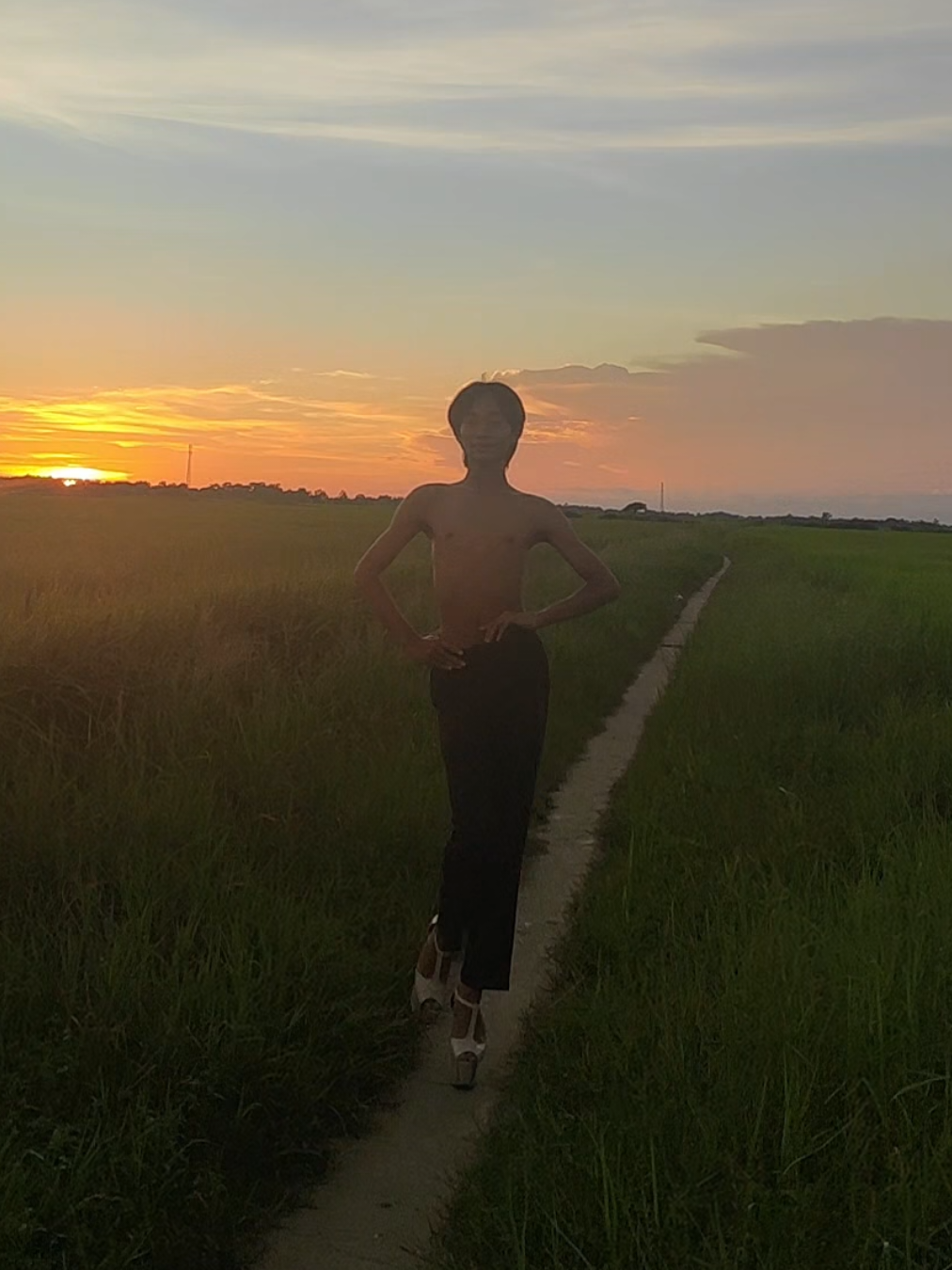 walk🖤🌾#catwalk #runwaycoach #fyp #foryou #tiktokmyanmar 
