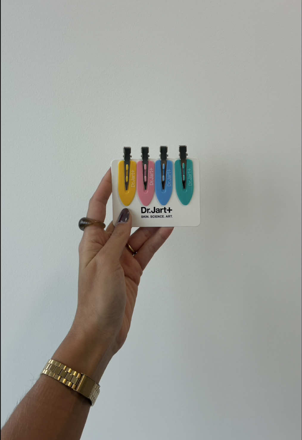 La K-Beauty fait sensation… et Dr.Jart+ aussi ! 🌸   Du 20/10 au 20/11 craquez pour les soins iconiques de la marque coréenne !   Bonne nouvelle : dès 29€* d’achat sur la gamme Dr.Jart+, recevez un kit de barrettes coréennes ultra tendance, parfait pour sublimer vos looks skincare💕   Utilisez le code : NOCIBEDRJART au moment de votre commande.   *Offre valable uniquement sur nocibe.fr et l’appli Nocibé.   #nocibe #drjart+ #beautydeals #offrebeaute