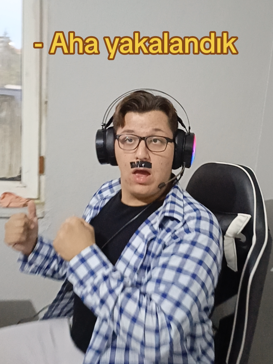 Oğlu babasını gizli gizli manifest dinlerken yakaladı.. 😱  #memes #meme #charmquell #recepivedik #shorts #short #viral #kesfet #komikvideo #aykutelmas #komedi #mizah #manifest #baba #oğul 