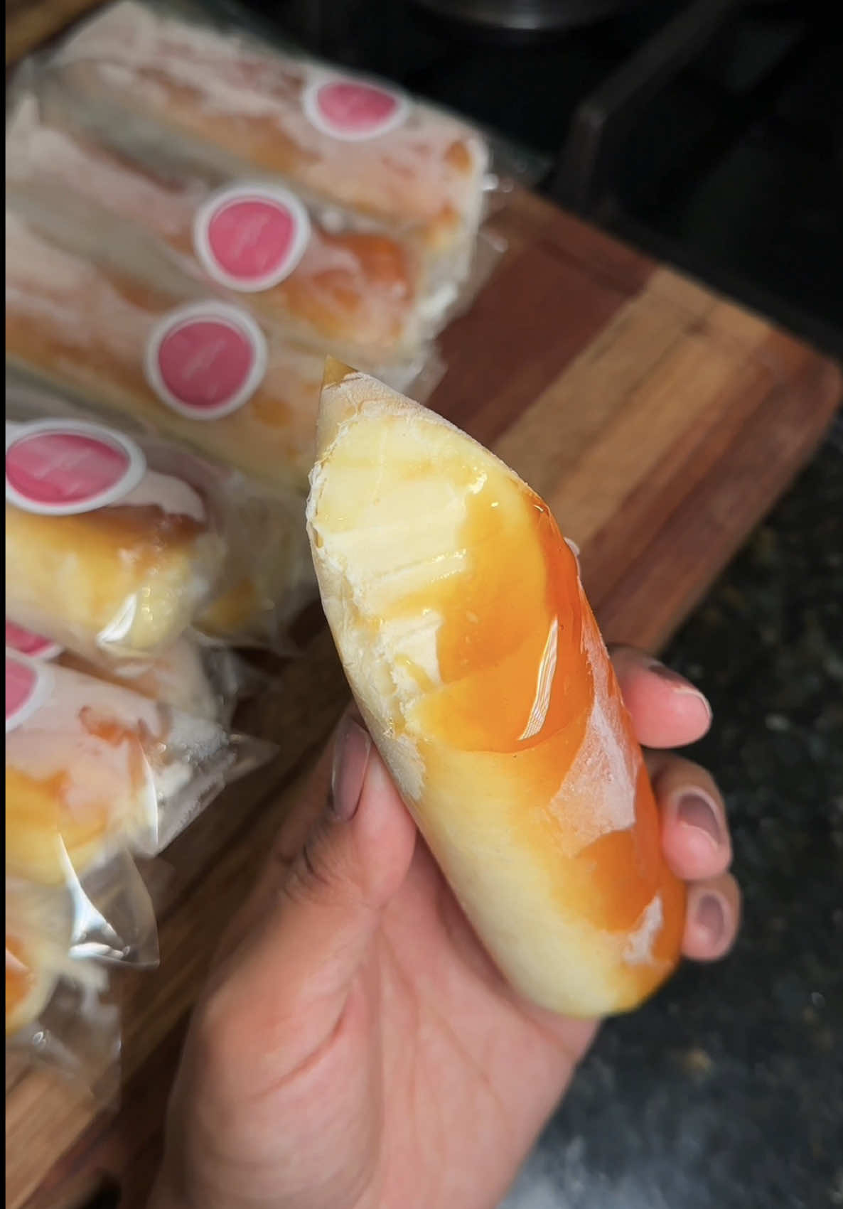 O Geladinho de Pudim perfeito para você vender! 🍮  ❤️ Para o rendimento de 10 unidades usei: 2 caixinhas de leite condensado  2 caixinhas de creme de leite  500 ml de leite  6 gemas 1 colher de chá de extrato de baunilha  Para a calda: 2 xícaras de açúcar  1 xícara de água  Agora se você quer faturar de verdade com Geladinhos Gourmet, em breve vamos abrir as vagas para o meu primeiro curso. Te ensino tudo o que você precisa saber para faturar de 2.000 a 5.000 reais por mês com geladinhos. Clique no link que está na bio para entrar no grupo e ter acesso em primeira mão ao curso e à condições especiais 🫶🏾 #geladinhogourmet #geladinho #chupchupgourmet #receita #receitas 