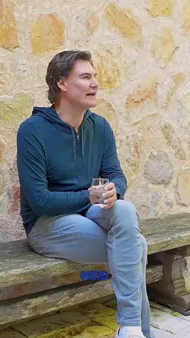 Neid ist das ehrlichste Kompliment, das du bekommen kannst. Viele sind dir gegenüber super freundlich, aber innerlich wünschen sie sich, du würdest scheitern.  Meine Interpretation ist ganz klar: Wenn jemand neidisch ist, zeigt das, dass du etwas hast, was er gerne selbst auch hätte.  Denn Neid existiert nur, wenn du wächst. Und manche werden versuchen, deinen Erfolg kleinzureden. Sie werden sagen, du hättest einfach Glück gehabt. Doch du hast zwei Möglichkeiten: Du kannst dich davon herunterziehen lassen und dich kleiner machen, nur um es anderen recht zu machen. Oder du siehst es als Motivation.  Entscheide dich immer für Letzteres. Wie gehst du mit Neid um?  #neid 