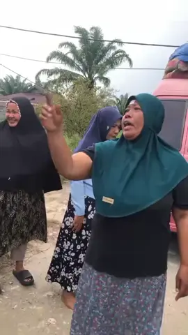 *Cinta Kandas Setelah SK PPPK Turun, Begini Cerita di Balik Video Viral Aceh Singkil* Aceh Singkil – Warganet di Aceh Singkil dibuat heboh oleh sebuah video viral yang diunggah akun Safitri Alshop Aceh di media sosial. Video tersebut memperlihatkan seorang perempuan bersama dua anaknya pulang ke rumah orang tuanya usai sang suami dinyatakan lulus sebagai Pegawai Pemerintah dengan Perjanjian Kerja (PPPK) dan bertugas di Satpol PP dan WH Aceh Singkil. Dalam video berdurasi beberapa menit itu, sang istri tampak berkemas dan membawa sejumlah barang dari rumah yang diduga milik suaminya. Ia menuliskan keterangan bernada kekecewaan dalam bahasa daerah. “Dulu waang mintak ambo elok-elok kek urang tuo mbo. Waang ambiak ambo di sitin. Namun waang campakkan ambo dan anak-anak di kampung halaman waang... Namun lulus PPPK dan menerima SK waang, kami waang lantarkan. Bahagialah kalian atas penderitaan kami. Ambo ikhlas...,” tulisnya dalam video tersebut. Jika diterjemahkan ke dalam bahasa Indonesia, pesan itu menyiratkan perasaan kecewa dan terluka karena merasa ditinggalkan setelah sang suami lulus PPPK. Video tersebut dengan cepat menyebar luas di berbagai platform media sosial, ditonton ribuan kali, serta dibanjiri komentar warganet. Sebagian pengguna bahkan mendesak pemerintah daerah meninjau ulang SK PPPK sang suami. Namun, seperti apa sebenarnya duduk perkara di balik video yang viral itu? Kepala Desa Siti Ambia, Aswalun, saat dikonfirmasi membenarkan bahwa pasangan tersebut memang telah bercerai. “Benar, mereka sudah bercerai. Tapi apakah karena faktor lulus PPPK, saya juga tidak tahu,” ujarnya, Senin (20/10/2025). Menurut Aswalun, keretakan rumah tangga keduanya telah terjadi jauh sebelum sang suami dinyatakan lulus PPPK. “Sejak masih honorer, mereka memang sering berselisih. Faktor utamanya masalah ekonomi. Sudah beberapa kali kami mediasi di desa, bahkan pernah berdamai dan saling memaafkan, tapi kemudian ribut lagi,” jelasnya. Ia menambahkan, hubungan pasangan tersebut memang sudah lama tidak harmonis. “Keduanya sama-sama egois, tidak ada yang mau mengalah. Akhirnya tidak ada jalan tengah,” sambungnya. Sumber : penaaceh.com #viral