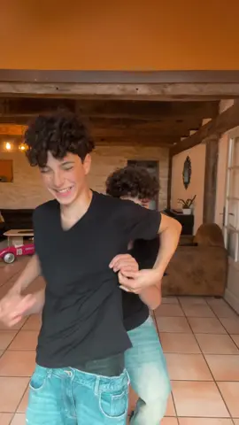 TikTok nous a eu …🙄☝🏽🤣#trend #dance #jumeaux 
