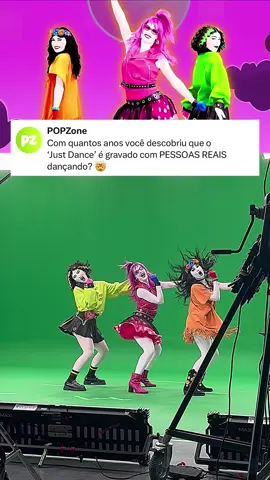 SOCORRO! O vídeo dos bastidores do ‘Just Dance 2026’ viralizou mostrando as dançarinas gravando o hino “Girls Just Want to Have Fun” da Cyndi Lauper e internautas ficaram em choque ao descobrir que o jogo é feito com PESSOAS REAIS dançando. Cada coreografia icônica que a gente tenta copiar na sala é feita por dançarinos de verdade, com figurinos e luzes de estúdio. Tudo gravado em chroma key e só depois o fundo é criado digitalmente pra virar aquele visual do jogo… o mais legal é ver como o ‘Just Dance’ continua unindo gerações com hits clássicos e novos hinos pop 💖💃 #justdance #musica #nostalgia #infancia 