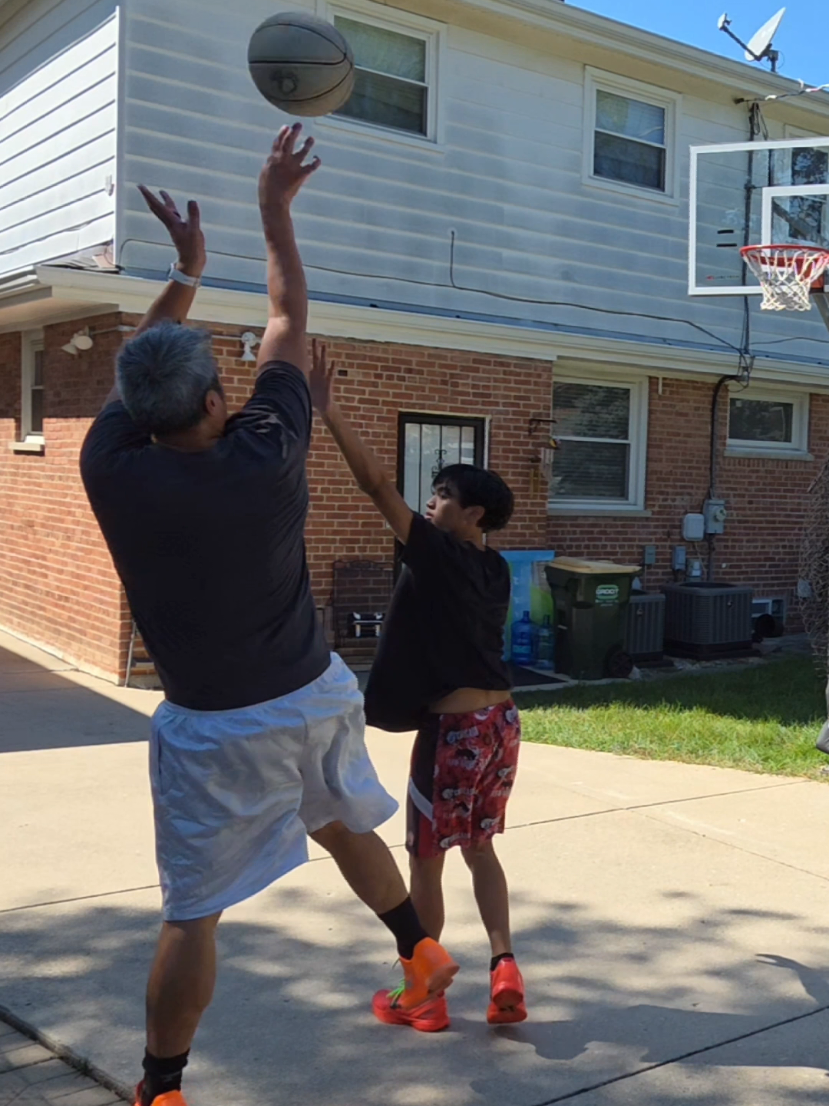 WHAT BASKETBALL PLAYERS DO THESE MOVES MAKE YOU THINK OF? #basketball #hooper #fyp #basketballmoves 