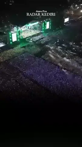 Lapangan yang berada di barat Aula Al Muktamar Pondok Pesantren Lirboyo Kediri bertabur cahaya pada Senin malam (20/10). Puluhan ribu santri dan jemaah larut dalam doa dan pujian saat mengikuti pengajian bertajuk Lirboyo Bersholawat. Pengajian massal yang digelar dalam rangka memperingati Hari Santri 2025 itu turut dihadiri ulama kenamaan Habib Syech bin Abdul Qodir Assegaf. #lirboyobersholawat  #harisantri  #habibsyehabdulqadirassegaf  #radarkediri  #kediri24jam 