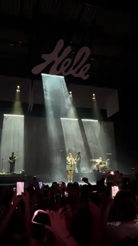 Moment émouvant du concert d’Héléna le 18/10/2025 à Lille🥹 @Hélé  #concert #lille #helena #pierre #staracademy 