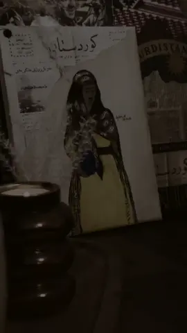 مەیکە بە عادەت بە بۆرجەو نێشتن بای برژانگ مەدە بۆ جەحێڵ کوشتن شیرینە سەوزە دانەی هەناری کیژە جوانەکەی نێو کوردەواری پێم بڵێ لەبەر چی بۆ لێم بێزاری بە بۆنەی تۆوە لەم شارە وێڵم کەی دڵم دێڵێ تۆ بەجێ بێڵم شیرینە سەوزە دانەی هەناری کیژە جوانەکەی نێو کوردەواری پێم بڵێ لەبەر چی بۆ لێم بێزاری کەم بێ کەم بچۆ بە بەر ماڵێدا کەم دەسرە بێنە بە ڕووی خاڵێدا شیرینە سەوزە دانەی هەناری کیژە جوانەکەی نێو کوردەواری پێم بڵێ لەبەر چی بۆ لێم بێزاری ئەگەر دەمزانی لە کوێ دەنووستی سینگەکەت دۆشەک بۆم ڕادەخستی شیرینە سەوزە دانەی هەناری کیژە جوانەکەی نێو کوردەواری پێم بڵێ لەبەر چی بۆ لێم بێزاری خاڵێک لە تۆ دیم یەک لە ئەفسانە نەک لە گوڵ سۆسەن خاڵی زەمانە شیرینە سەوزە دانەی هەناری کیژە جوانەکەی نێو کوردەواری پێم بڵێ لەبەر چی بۆ لێم بێزاری #doloriita_ 