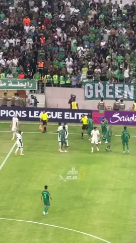 جماهير #الشرطة_العراقي اثناء رميها لاعبي #الاتحاد من المدرجات #sportsontiktok #علاء_سعيد #بغداد 