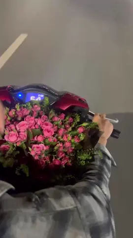 Anh chở hoa qua tặng em nè @Phương Hiếu🐥 #xuhuong #ngayphunuvn2025💗 #viral #chill 