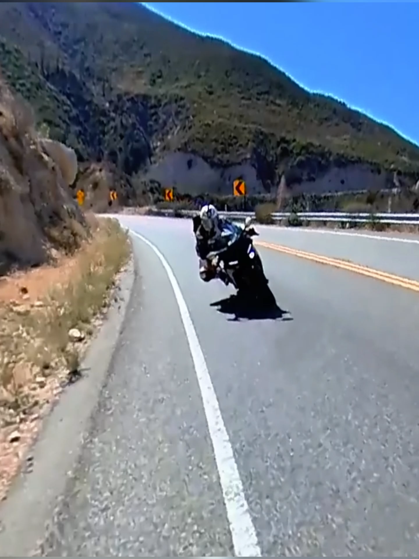 Ein großer Stein mitten auf der Straße? Er hat seine R1 beschädigt. Zum Glück ist alles unter Kontrolle. Gute Besserung, Bro 🙏 #saferoad #Fürdich #safety #motovlogs #moto