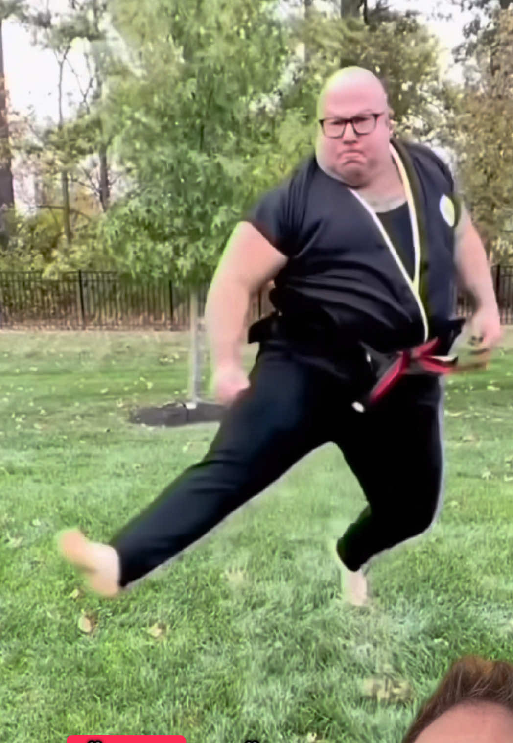 Habt ihr auch laute Nachbarn? In dem Video erfahrt ihr endlich, was sie über euch treiben.😂 Wie immer nur ironische Kommentare! 🫶 #Fitness #sport #gym #GymTok #training 