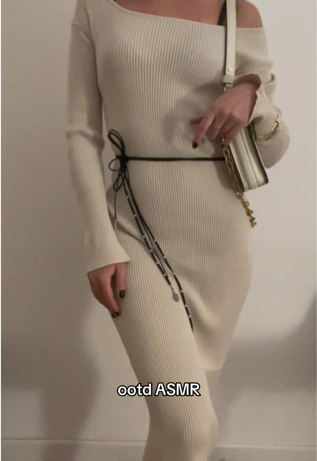 White knit dress ootd 🤍 soft fabric sounds, skin scratching and gentle tapping ✨ #asmrclothesscratching #ootdasmr #outfitasmr #asmr #lofiasmr 