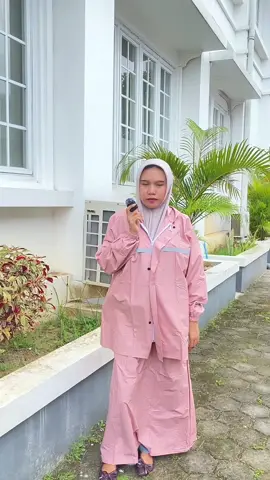 Dengan banyaknya varian warna dari Jas Hujan SENWIL jadi kamu tetap kelihatan PD menggunakan nya #jashujansenwil #jashujan #promojashujan #jashujanrok #jashujanwanita