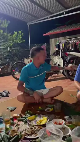 nghèo thì coi thường  giàu thì họ gét  quy luật là vậy .đừng tử tế quá chỉ là đang diễn thôi… 