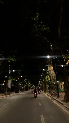 Phan Đình Phùng vào Thu nhân ngày gió mùa về. Lúc nào đi trên con đường này cũng thấy đẹp và yên bình đến lạ. Con đường thơ nhất HN đối với mình 🥰 #phandinhphung #HaNoi #thuhn🍂🍂🍂 