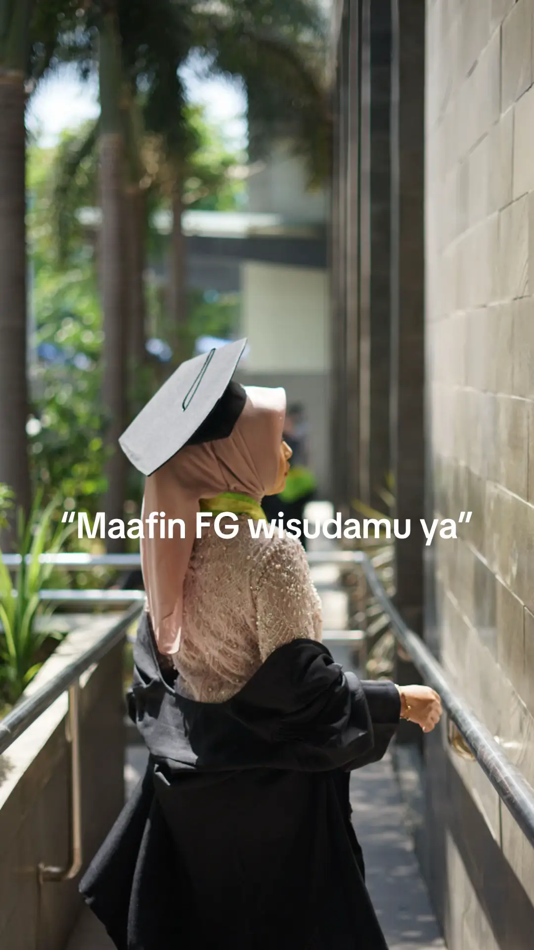 Jadi ceritanya waktu aku wisuda, karna aku kenal beberapa fg aku yg mau wisuda ini sungkan, apa ya bahasanya, ga enak klo mau foto wisuda nanti sama org lain, akhirnya aku tanya lah ke salah satu temenku (inisial H), tmnku (H) jawab blm tau tgl segitu ada client apa engga, aku juga pada waktu itu masih blm jelas, aku ini wisuda di tgl brpnya, antara hari sabtu atau minggunya, akhirnya aku kontak tmnku yg lain, sampek ada 1 temanku (inisial W) meng iyakan iya ni bisa, aku langsung tanya dong waktu itu, berapa ni fee nya, karna masih anak kuliah kerja frelance mau nabunh buat acara wisuda, dia bilang apa ya pada waktu itu, halah gampang atau apa gitu aku lupa, oke lah ya, aku pada waktu itu gatau ni bnr bnr nol ga ngerti fg wisuda tu rules nya gmn. H-1 temenku (inisial H) yg pertama kali aku tawarin itu nanyak gmn han jadinya, karna ternyata dia bisa di hari aku wisudah itu, aku jawab dong “lo tak kira sampean ga bisa, tgl segitu”, karna kan aku make temenku (inisial W) yg mengiyakan itu td, ga enak dong klo aku tb tb cancel temenku (inisial W) ini td, setelah itu gaada chat apapun gaada konfirmasi papun dari si (inisial W), aku pikir aman aja kan sampek hari H nya tiba GONKnya hari H waktu prosesi wisuda berlangsung, ada chat masuk nomer tidak di kenal yg intinya gini “ hallo kak aku temennya mas (inisial W) beliaunya berhalangan hadir jadi saya yg gantikan “ jeng jeng kaget dong gaada konfirm apapun tbtb di ganti sama org lain mana ga kenal lgi, oke la dengan senang hati yaudah la ya udh hari H ini, FG pengganti ini (inisialnya T), selesai acara cari carian, masuklah di sesi foto, foto lah aku bersama keluarga setelah itu aku langsung disuruh foto sendiri, ya aku manut aja wong aku ini bnr bnr gatau apa apa, dan dia ga kasih tau rulesnya gmn juga, oke aku manut aja, udh hampir 1 jam berlangsung aku foto itu masih beberapa guys karna aku banyak nemuin temen, soalnya aku gatau pada waktu itu bnr bnr gatau rulesnya ini gmn, tbtb ada tmnku nanya km foto brp jam jihan, kaget dong aku loh jam jam an, akhirnya aku nanya la mas sampek jam brp, dia jawab “ harusnya sih smpek jam sekian kak”, lupa aku jam brp pokokny tinggal beberpa menit, ga enak dong aku yaudah aku bilang, oh yaudah mas klo udah gapapa pulang aja duluan, trus aku tanya feenya, dia bilang 400rb mbk, oke aku gt, trs pulang lah dia, sblm itu aku bayar dia 200, anggap lah dpnya, dlm kondisi aku masih melanjutkan nemuin temen temen dan foto, Dan ternyata temenku fg (inisial H) ini dateng aku lanjutin foto la sama dia, tp cuma foto aku aja, karna aku gaada pikiran jelek sama sekali sama FG pengganti itu. Singkat cerita malem aku pulang, si fg pengganti itu tadi chat kirim 1/2 foto udh di edit, untuk di post hari itu, terus dia ngirim ke aku file google drive foto asli, dg hasil ya itu yg aku positing, tp aku oke aja la blm sbrp sakit hati meskipun hasilnya ga memuaskan, dr foto itu aku disuruh milih beberapa foto untuk dia edit, sembari aku milih dia minta uang kurangan DP itu, tanpa berpikir jelek apapun, aku tf dia, pdhl aku masih milih2 foto, karna dia kayak kesannya gupuhi gitu loh, oke sudah aku pilih beberapa foto aku kirim ke dia, selang beberoa hari aku tunggu hasilnya, aku chat awalny di bales oh iy bntr kak, tp beberapa hari tbtb aku chat ga di bales, aku tanyain baik baik pdhl, bnr bnr ga di bales ga dikirim hasil foto editannya bnr bnr ngilang, yaallah dalem ati sedih banget 😭 Bukan karna nominalnya, to karna momennya, mama papa adek adekku tuh dateng jauh jauh dr jogja ke sby, dan aku nabung tu pengennya punya foto bagus sama mereka tp hasilnya aku ngerasa ditipu kek gini 😭, smpek skrng gaada permintaan maaf apapun, pdhl klo dia chat bilang minta maaf filenya hilang atau apapun aku pasti memaafkan ga akan gmn gmn, dan aku chat tmn aku (inisial W) yg nyuruh dia itu pun aku ga di gubris sama sekali yaallah, klo emg dr awal dia keberatan harusnya dr awal dia bilang, klo dia udzur ga bisa hadir pun dia harusnya bilang dan konfirm aku, ga seenaknya gantiin ke org 😭
