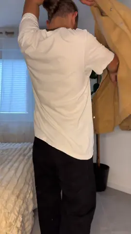 Stylische Übergangsjacke für Herbst und Winter 🍂 Mit klassischem Kragen, Knopfleiste und lässigem Vintage-Look – perfekt für den modernen Streetstyle oder das elegante Freizeitoutfit. #übergangsjacke #jacke #trendlook #herbstjacke #herbsttrend 