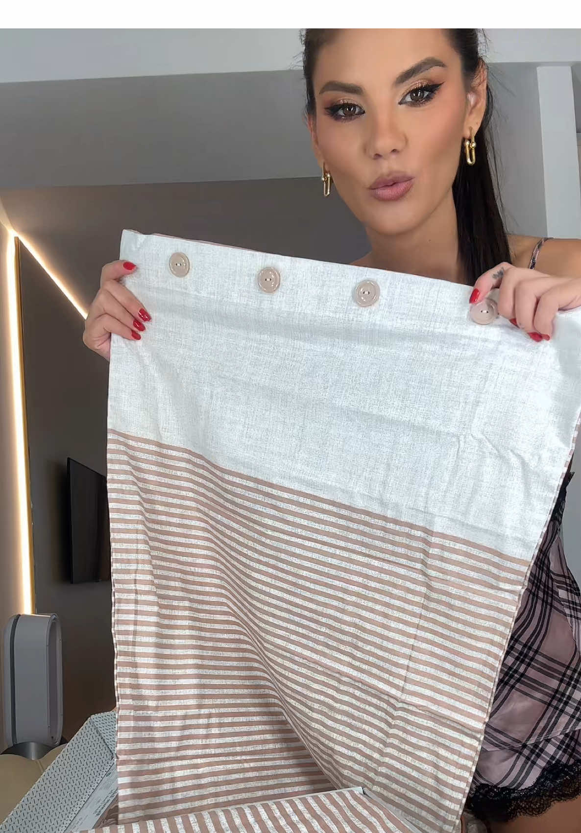 De cand m-am mutat , nu am gasit deloc in comert lenjerii super mari de pat , sa fie si de calitate si la un preț cât de cât ok, așa că am intrat in contact cu @C A S I M I 🪡 !  De un an de zile , toate lenjeriile si chiar si pilota super fluffy, de la ei le am! Nu s-au deteriorat absolut deloc!  And I luv’ that! ❤️🫠