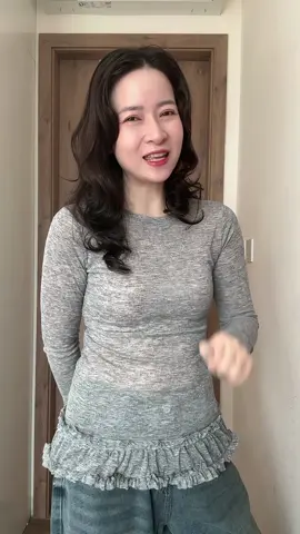 Mặc mãi áo thun trơn thì có vẻ nhàm chán quá nhỉ #trangtocxoan69 #aothun #mihohouse 