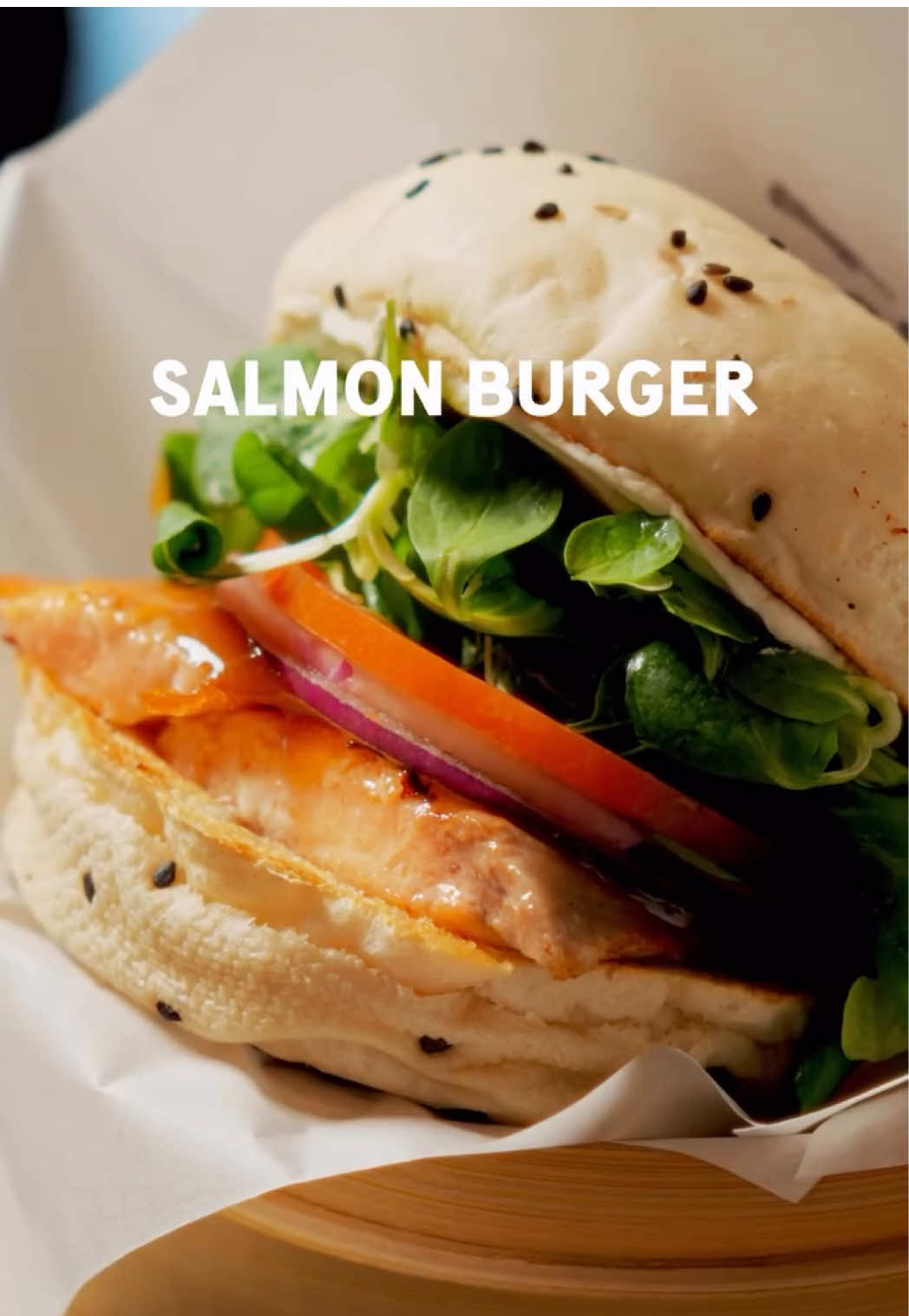 LE SALMON BURGER! 🍣 Recette au poisson pour tous nos ami(e)s qui ne mangent pas de viande ou qui ont tout simplement une petite envie de changement 🐟 Bon appétit! #burger #streetfood #burgers #foodparis 