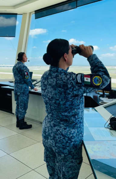 Campo Marte reconoce al Servicio de la Fuerza Aérea Mexicana, responsable de proteger el espacio aéreo nacional, asegurar la soberanía y actuar en situaciones de emergencia @Defensamx #FuerzaAéreaMexicana #Aeropuerto #SantaLucia #México #PlanDNIIIE