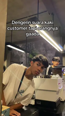 kamu kemana, padahal udah siap” menyambut customer with love 🫶🏻 #fyppppppppppppppppppppppp #malangcoffeeshop #baristaproblems #dailylife #tjakap  
