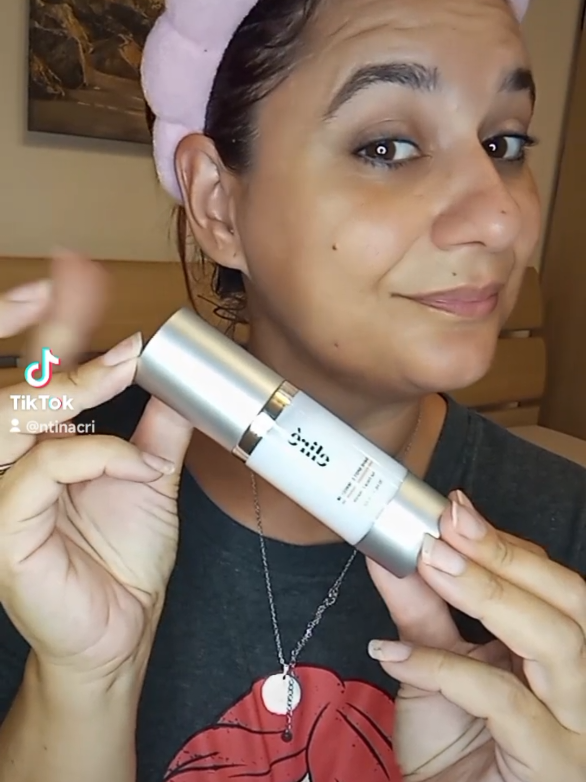 🌟 Addio macchie scure, benvenuta pelle uniforme! 🌟 Ho iniziato ad usare il Dark Spot Corrector di @elireskin e devo dire che mi ha davvero sorpresa. La texture è leggera, si applica facilmente e si assorbe senza lasciare la pelle unta. 📍 Dove ho visto i risultati? ✔️ Iperpigmentazione sul viso ✔️ Macchie dell’età sulle mani Non fa miracoli dall’oggi al domani, ma con costanza… i miglioramenti si vedono! 💫 Se anche tu combatti con discromie o macchie scure, potrebbe essere il tuo nuovo alleato. #elire #elireskincare #macchiescure #skincarejourney #pelleuniforme 