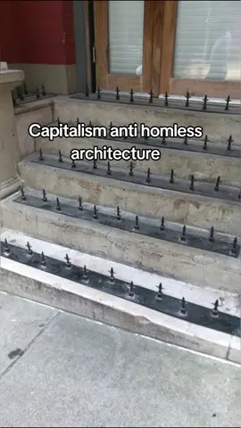 L’architecture anti-SDF, telle qu’on la voit dans les sociétés capitalistes, traduit souvent une logique d’exclusion : bancs divisés par des accoudoirs, rebords inclinés, pics métalliques sous les ponts… Ces dispositifs ne visent pas à résoudre la pauvreté, mais à la rendre invisible, à préserver l’image « propre » des centres urbains pour la consommation et le profit. Dans une société communiste, l’architecture a une tout autre vocation : elle sert le peuple, non le capital. L’espace public devient un lieu de solidarité et de partage, pensé pour répondre aux besoins de tous, y compris des plus vulnérables. Plutôt que d’empêcher les sans-abris de dormir, on conçoit des logements accessibles, des abris collectifs dignes, et des structures où personne n’est laissé dehors. Là où le capitalisme bâtit pour exclure, le communisme bâtit pour inclure — il fait de l’architecture un outil d’humanité, pas de rejet. #communism #politic #viral #fyp #pourtoi 