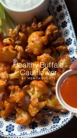 ⁨	⁨	Healthy Buffalo Cauliflower ✨ المقادير : ½ نص حبة قرنبيط ( زهرة ) مقطعة  ¼ كوب طحين جميع الاستعمالات  بابريكا مدخنة فلفل أسود  بصل بودر  ملّح ¼ كوب ماي ( + 2 ملعقة حسب الحاجة ) ¼ كوب صلصة بافلّو  بخاخ زيت زيتون ( او اي زيت بخاخ متوفر عندكم) ………….. التغميسة: 2 ملعقة طعام زبادي يوناني قليل الدسم ‪‪@nadadairy‬‬  2 ملعقة طعام لبنة يونان‪@nadadairy‬ry‬ry  روزماري مجفف ( اختياري) شبت مجفف عصير ليمون بصل بودر  ثوم بودر  ملح ——————————————— الطريقة :  -نسخن الفرن من تحت وفوق على حرارة 200. -نسلّق القرنبيط نص سلقة وننشفه عن الماي.  -في وعاء، نخلط الطحين والبصل البودر والبابريكا والفلفل الأسود والملح والماي لين يصير القوام مثل مقطع الوصفة. -نقلب القرنبيط المسلوق في الخلطة، ونوزعه في صينية فرن مغطينها بورق خبز وندخله الفرن لمدة 20-25 دقيقة ( بعد اول 10 دقايق نسكر الفرن من تحت ونتركه شغال من فوق ) -نطلع القرنبيط ونمسحه بصلصة البافلو ونرجعه الفرن لمدة 10-15 دقيقة. -نخلط مقادير التغميسة مع بعض ونقدمها مع القرنبيط، قدمت معاهم كرفس وجزر على جنب . طبق جانبي صحي لذيذ جداً .. بالعافيـة 🤍 #memthoughtsrecipes #cauliflowerdish #buffalocailiflower #sidedish #طبق_صحي⁩⁩