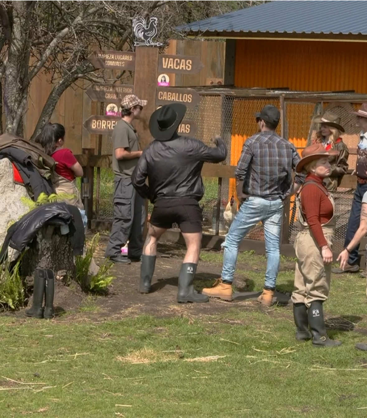 Así es como quedaron organizadas las actividades de la semana para mis granjeros. 👨‍🌾 👩‍🌾 ✅ #LaGranjaVIP por #AztecaUNO. Transmisión 24/7 en #DisneyPlus experiencia completa. Durante dos semanas podrás disfrutarla en mis redes: 🌐Sitio Web 📱App TV Azteca En Vivo 💻YouTube