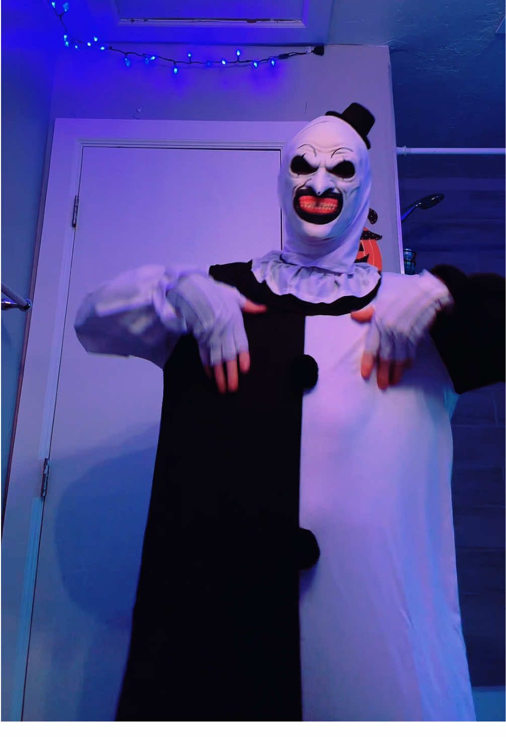 When you invite a funny clown and Art shows up instead 🤡 #arttheclown #terrifier #halloweencostume #artoftiktok 