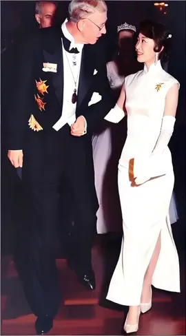 1957年，30岁的杜致礼随杨振宁赴瑞典领诺贝尔奖，挽着国王的手优雅入场，美貌惊艳！比年轻时的翁帆还美，快来看她的风采！✨ #历史美人 #诺贝尔奖