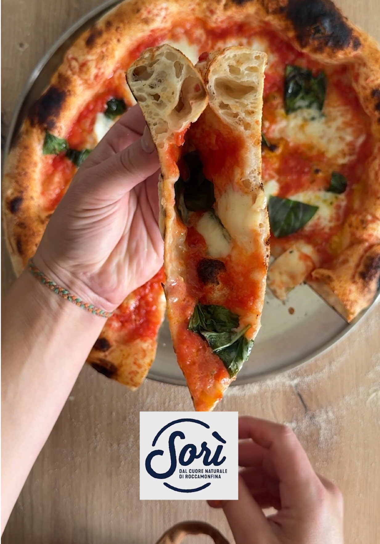🔥🔥🔥MOZZARELLA DE BÚFALA. Si alguna vez has preparado pizza con mozzarella de búfala, seguramente te sentirás identificado con este vídeo. Este tipo de mozzarella, por su naturaleza y proceso de elaboración, contiene más humedad que la fior di latte tradicional. Y aunque la escurras bien, es fácil que tu pizza acabe convertida en una pequeña piscina. Por este motivo, Sorì Italia @sori_italia desarrolló una mozzarella de búfala bajo la denominación DOP con menor contenido de humedad, pensada especialmente para la pizza napolitana. Se llama Bella y, aunque es más seca, mantiene la jugosidad, filatura y textura cremosa que distinguen a una auténtica mozzarella de búfala de calidad. Está tre-men-da! La de búfala es mucho más húmeda que la de vaca. En la de vaca, escurrirla funciona, como expliqué en otros vídeos. En la de búfala, no ☺️ #adv #pizza #pizzanapoletana #pizzaiolo #pizzatime🍕 