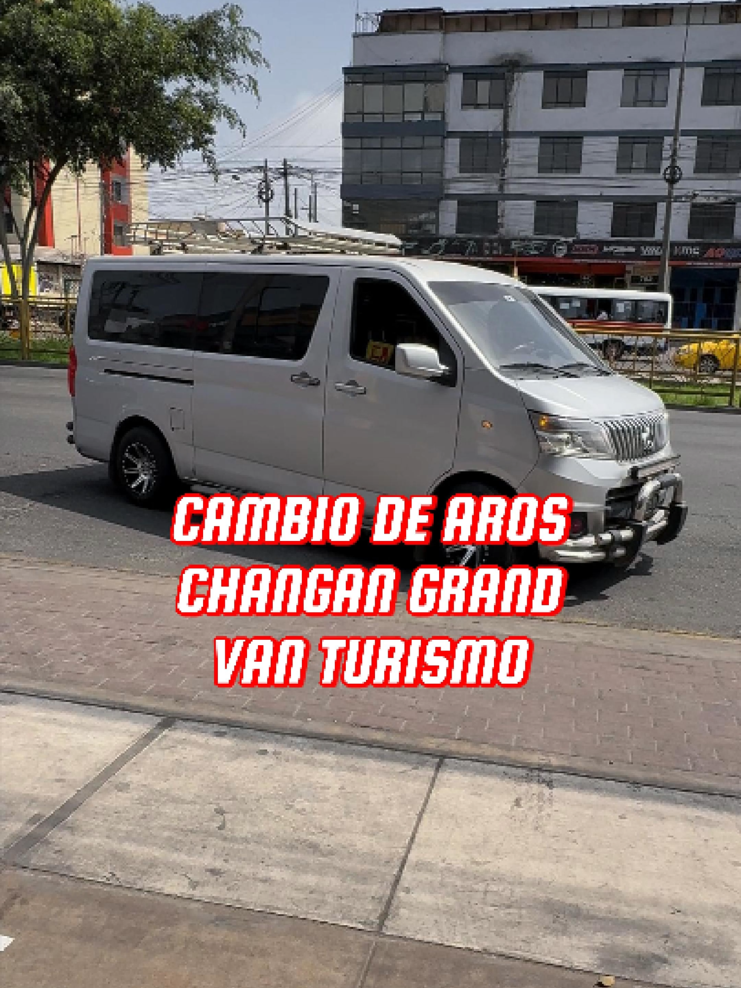 🔥CAMBIO DE AROS CHANGAN GRAND VAN TURISMO🔥 - AROS R15: Medidas: 15 x 7.0 pulgadas 5 pernos | PCD 100+114.3 | Color: BLACK MACHINED FACE MILLING HOLES. - EN LLANTAS: 195/70R15 LING LONG - PINTADO DE CALIPER COLOR ROJO. Set de 4 aros INCLUYE: ✅Enllante ✅Balanceo de 4 ruedas (plomos incluidos). ✅Llenado de Nitrogeno. ✅Logo personalizado de tu Marca. ✅Tuercas y pitones (NUEVOS). 💥COMPATIBLE CON: – Changan Grand Van Turismo – DFSK K07S - Kia Pregio - Mitsubishi Delica - Mazda Bongo - Nissan Quest .. ¡y más! 💥Precios irresistibles por tiempo limitado💥 📍Av. Canadá 737 - La Victoria. #llantas #neumaticos #wheels #perÚ #fyp #changangrandvanturismo #grandturismosport #changan