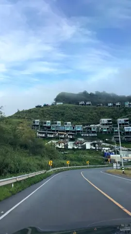 #ทางขึ้นเขาภูทับเบิกจังหวัดเพชรบูรณ์  ปลายฝนต้นหนาว กับภูทับเบิกบรรยากาศดีมากครับ  เต็มไปด้วยที่พักสองข้างทางกางเต็นท์และบ้านพัก