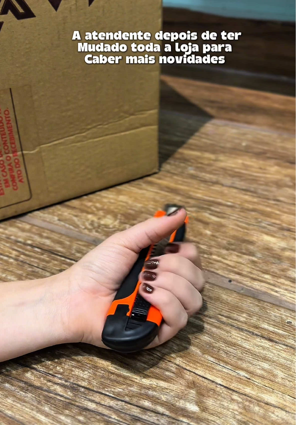 A atendente depois de mudar cada cantinho da loja pra caber mais novidades… e ainda descobrir que chegou mais caixa! 📦😂 Tem coisa nova chegando sem parar aqui na Annami Papelaria 😍✨ Corre ver tudo em www.annamipapelaria.com.br 💕 #AnnamiPapelaria #RotinaDeLoja #ChegouNovidade #VidaDeAtendente #PapelariaFofa   