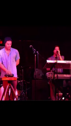 I love old Tvgirl, it’s a vibe #tvgirl #fyp #2010 #ilovetvgirl #ilovemusic 