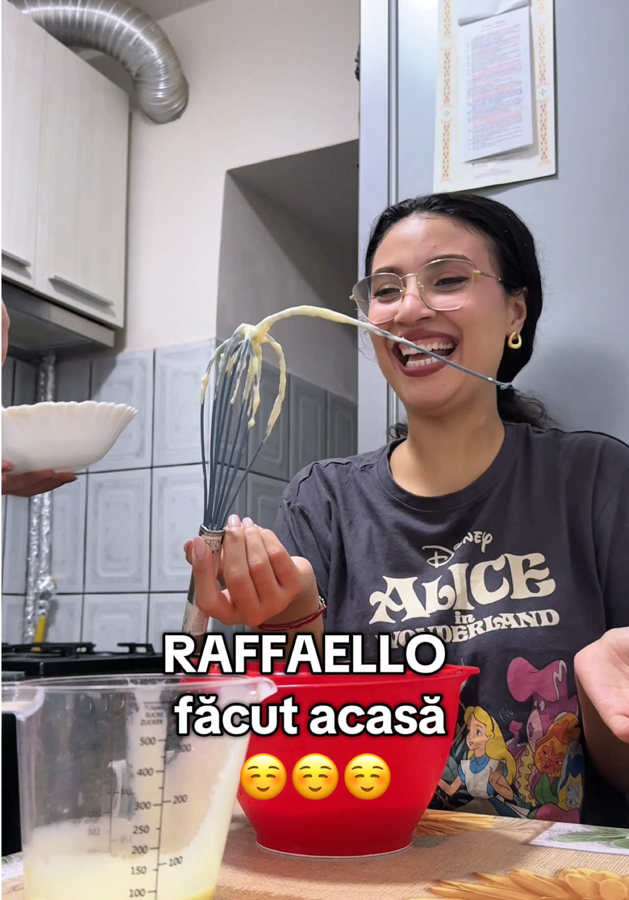 Din seria cum să mai petreci timpul cu prietena ta 🥹  -200 g lapte condensat îndulcit -150 g fulgi de cocos  -50 g fulgi de cocos (pentru tăvălit) -100 g unt (la temperatura camerei) -alune de migdale decojite -opțional: 1 linguriță esență de vanilie #baderarabgirl 