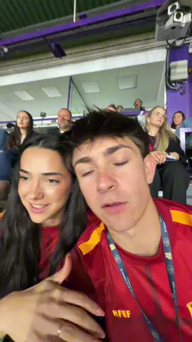 PubIi. Gracias a @La Roche-Posay Angela ahora sabe de fútbol 🤣⚽️