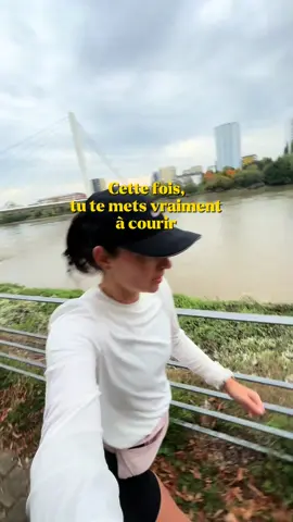 ✨Nouvelle série : Cette fois, je me mets à courir 🏃‍♀️ Épisode 1 : Le déclic J’espère que ces petites vidéos vous donneront ce petit coup de motivation pour vous bouger. Faites-le pour vous, même 20 minutes suffisent pour vous sentir bien, vider la tête et prendre soin de votre santé. 🫶🏻 Et toi… tu te mets à courir ?  #run #girlrun #strava #semimarathon #Explorun 