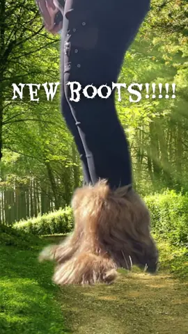I love these sm!!! They have really nice bottoms too! 💗💗 #bootswiththefur #furboots #newshoes #fallfashion #streetwear 