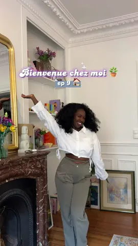 Les gars j’ai presque terminé la décoration de mon appartement 😍 vous en pensez quoi ? J’ai acheté le grand miroir chez Mano Mano et la chaise chez @sweeek_official ✨ #appartementparisien #appartementtour #decorationappartement #apartmenttour #grandmiroir 