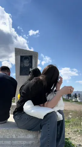 Ana terefden nenemle babam rehmete gedende ata terefe neneme dedimki “Sen hec vaxt ölmə” sual vermişdiki “Niyə?” Demişdim “sizdən başqa nənəm babam qalmadı sizdə ölsəz mənim nənəm babam kim olacaq?”💔