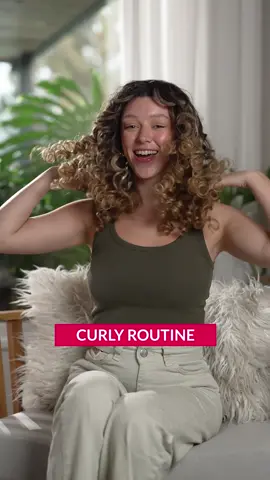 ¿Tienes rulos y no sabes cómo cuidarlos? 💁‍♀️ Prueba esta rutina, obvio que de Avon, y cuentame si te funciona también 💬👇 #CurlyRoutine #RulosDefinidos #AdvanceTechniques