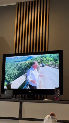 Wytłumaczcie mi dlaczego ludzie wolą przepłacać kilka tysięcy złotych za nowe telewizory skoro to cacko kosztuje mniej niż dwie stówki😱🤩