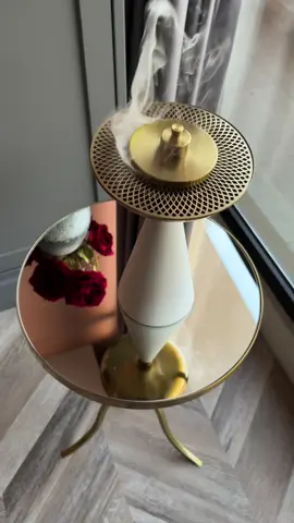 البياض من رخامها.. والهيبة من ذهبها 💛 مبخرة راقية تزين مجلسك وتخلي البخور له حضور فخم ما يشبه أحد #اكسبلور #مبخره #مباخر #تنسيقات #طاولات_خدمة 