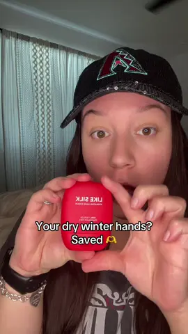 Everyone’s talking about the new Abiame hand cream and for good reason 👀 silky, hydrating, perfect for winter. @ABI AMÉ #fyp #handcream #skincare #handcare #dryskin 