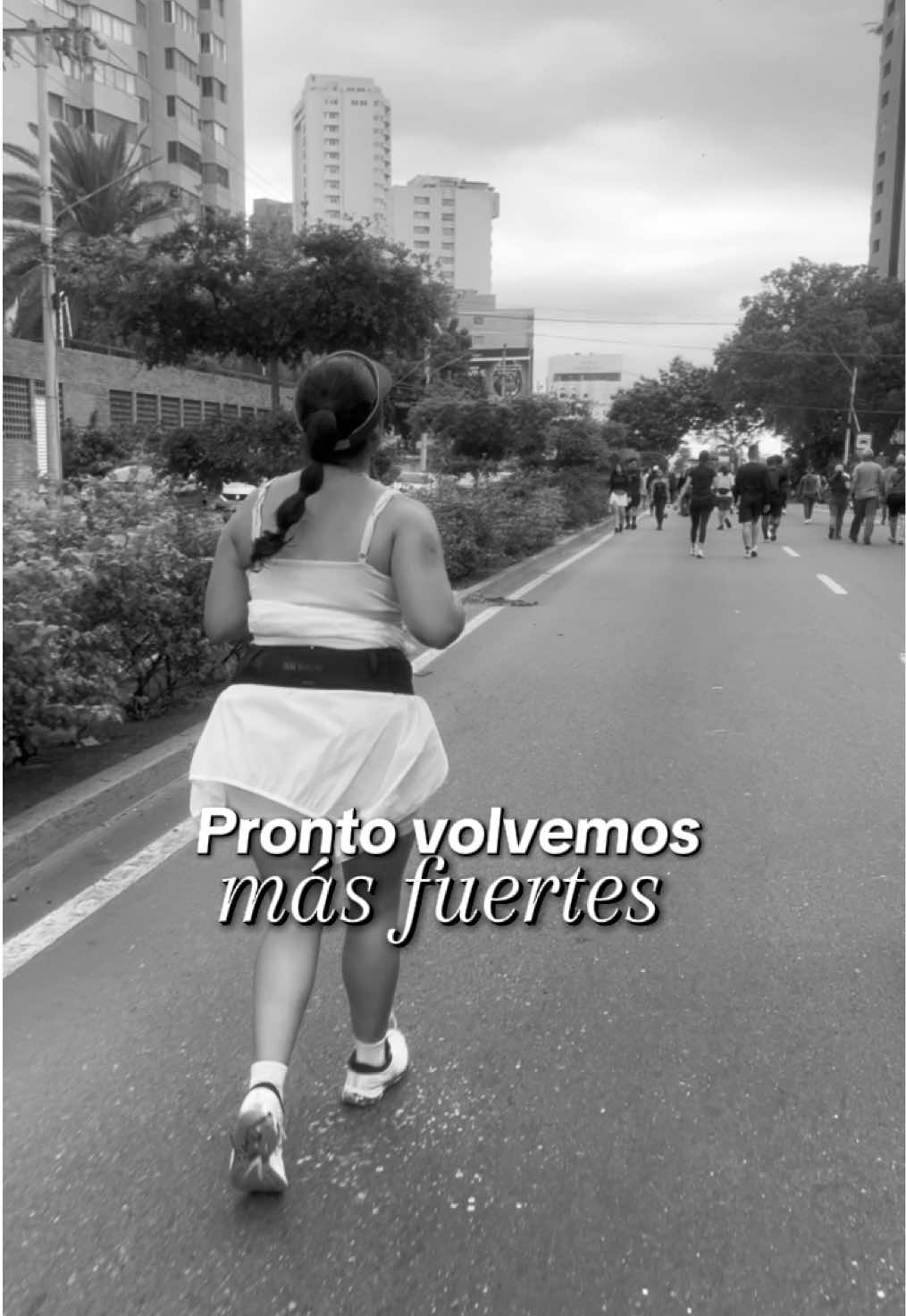 Este proceso ha sido muy duro para mí, pero siempre con la compañía correcta que Dios pone a mi lado ❤️‍🩹🙏🏻 pronto volvemos #esguincedetobillo #runner #Running #runningmotivation #lesionesdeportivas 